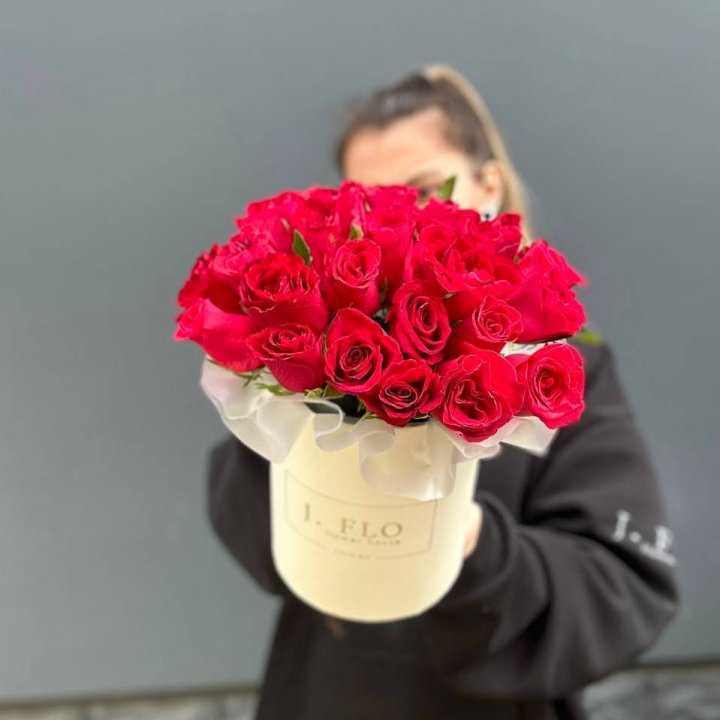 27 кенийских роз в боксе в Твери