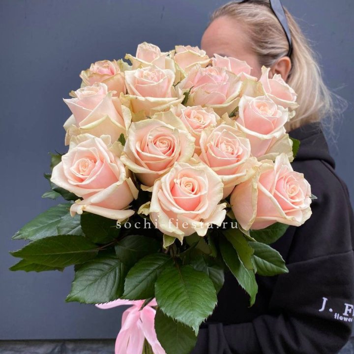 15  кремовых высоких роз в Твери