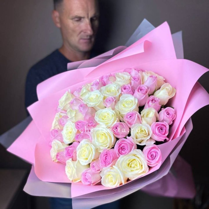 51 белых и розовых роз в Твери
