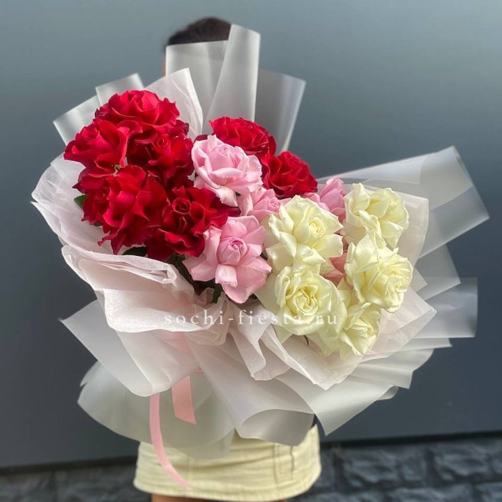 Микс из 17 роз в Твери