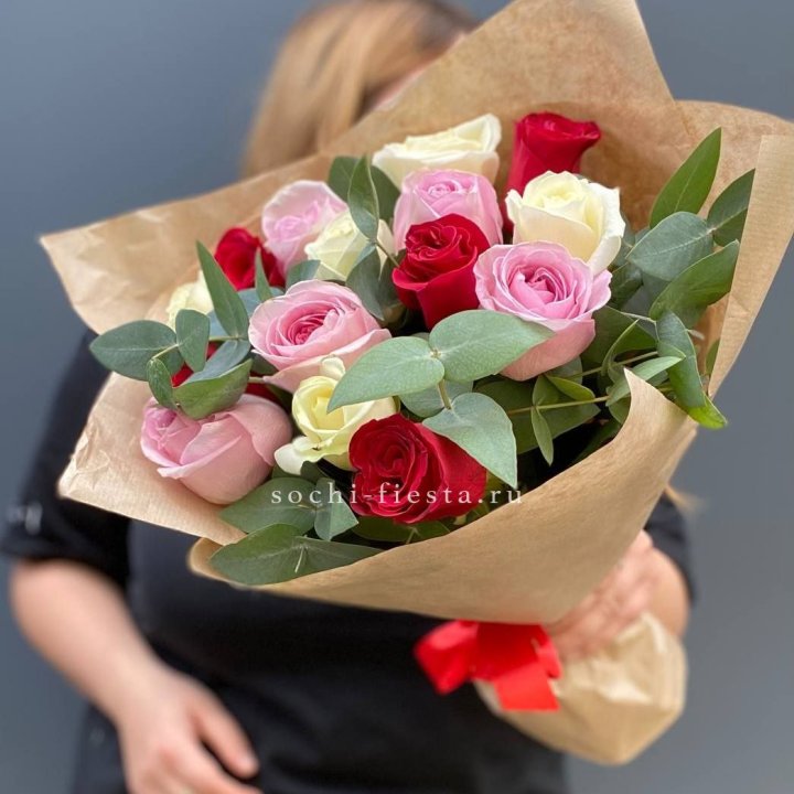 Букет из 15 роз с эвкалиптом в Твери