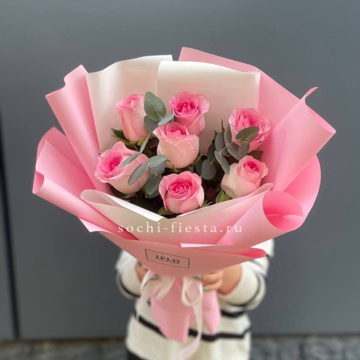 7 роз с эвкалиптом в Твери