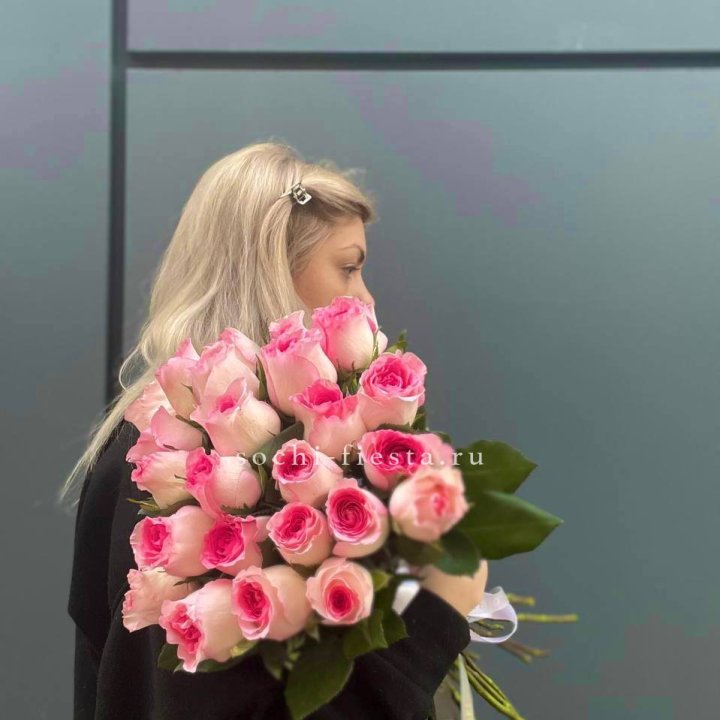  25 розовых роз в Твери