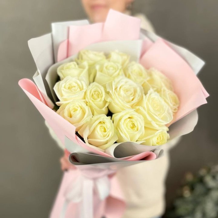 15 белых роз пудра в Твери