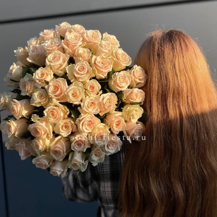 Охапка кремовых роз в Твери