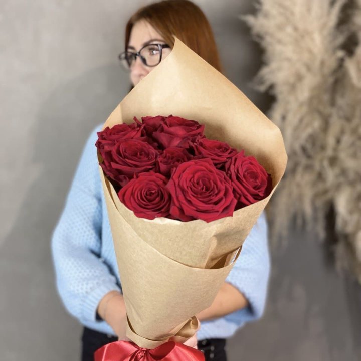 9 красных роз в крафте в Твери