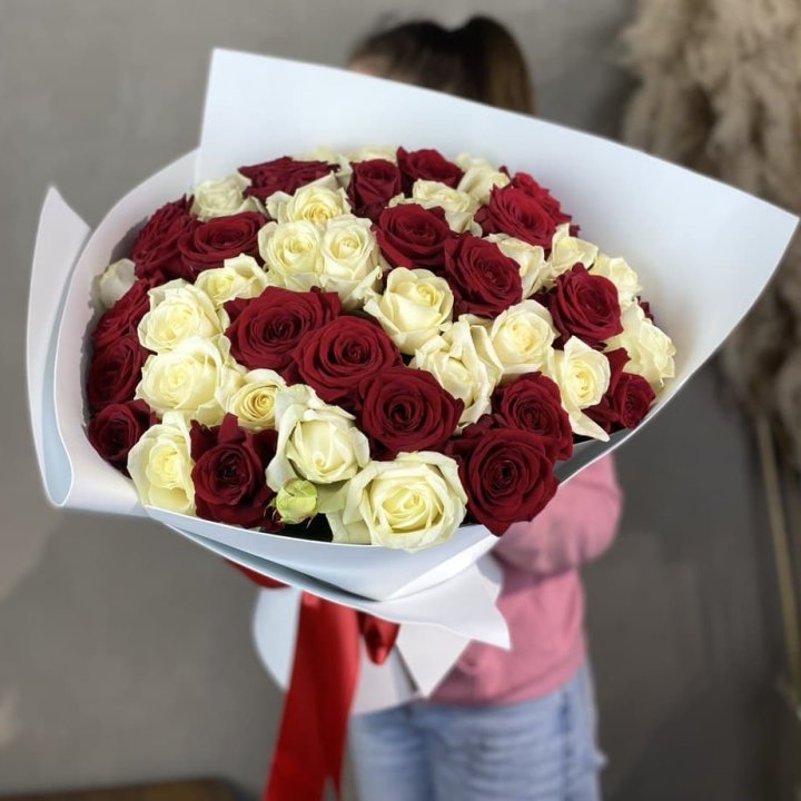 51 красная и белая роза в Твери