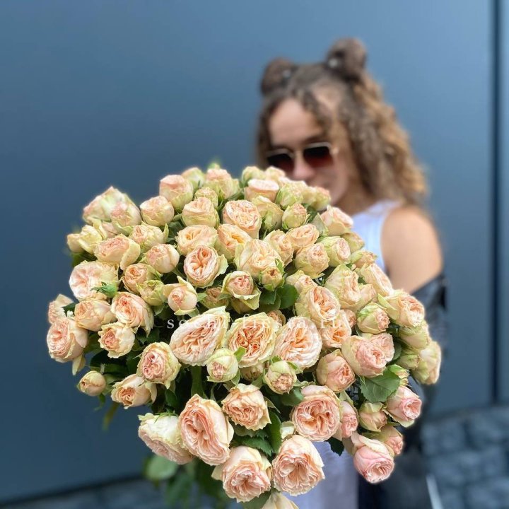 25 пионовидных роз в Твери