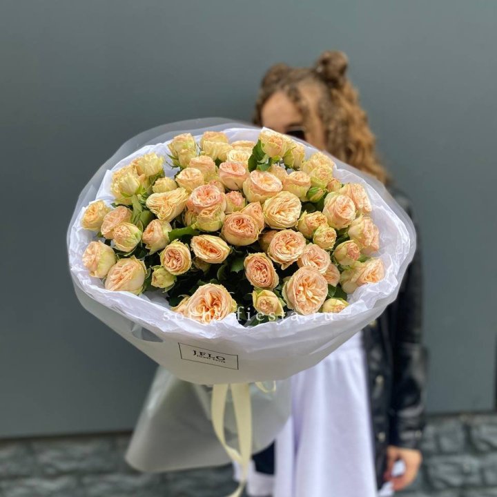 15 пионовидных роз в Твери