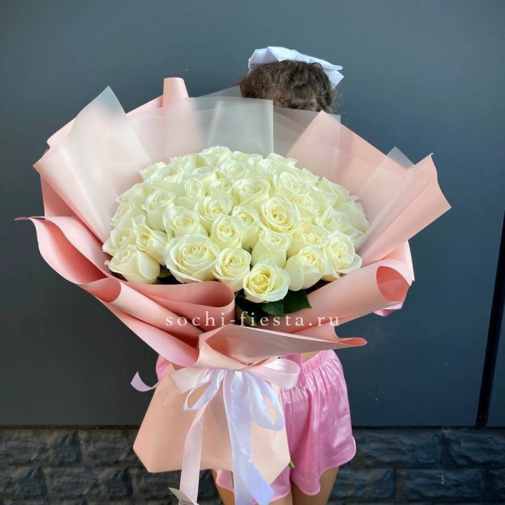 35 белых роз в Твери