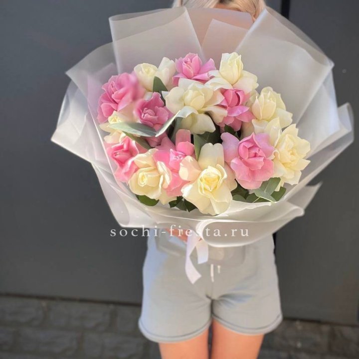 15 бело-розовых роз в Твери