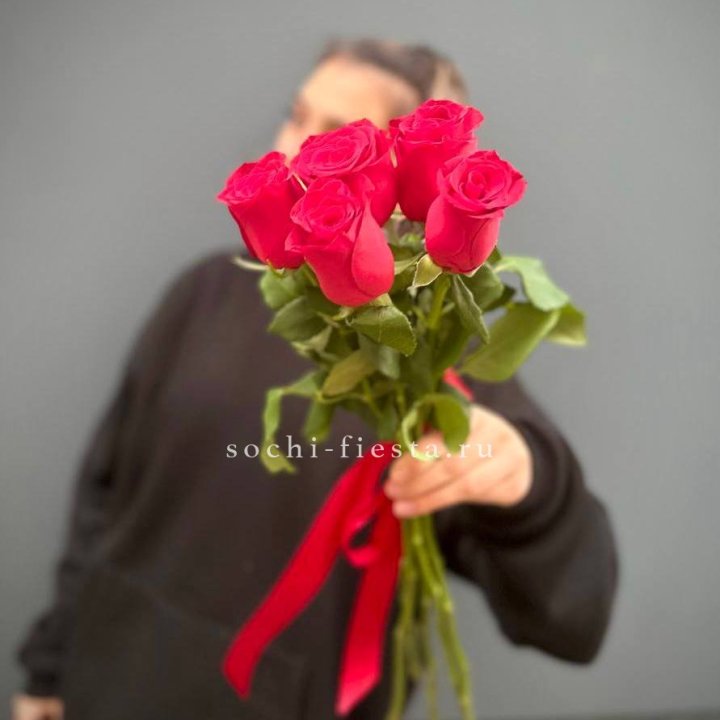 Букет 5 красных роз  в Твери