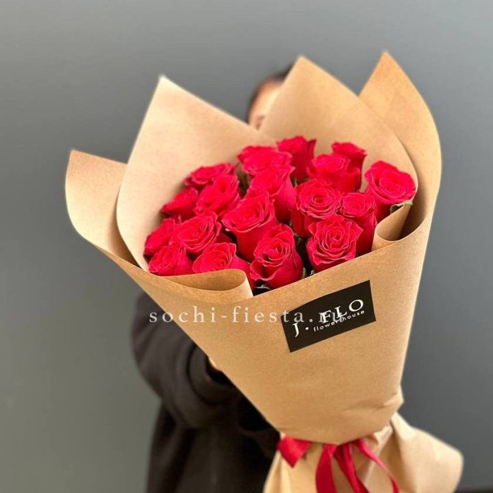19 красных роз в крафте в Твери