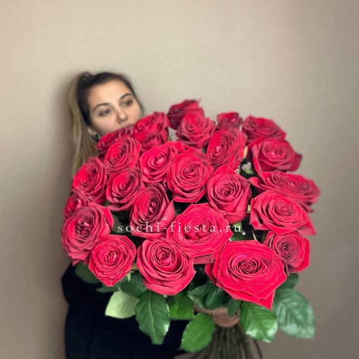 25 высоких роз в Твери