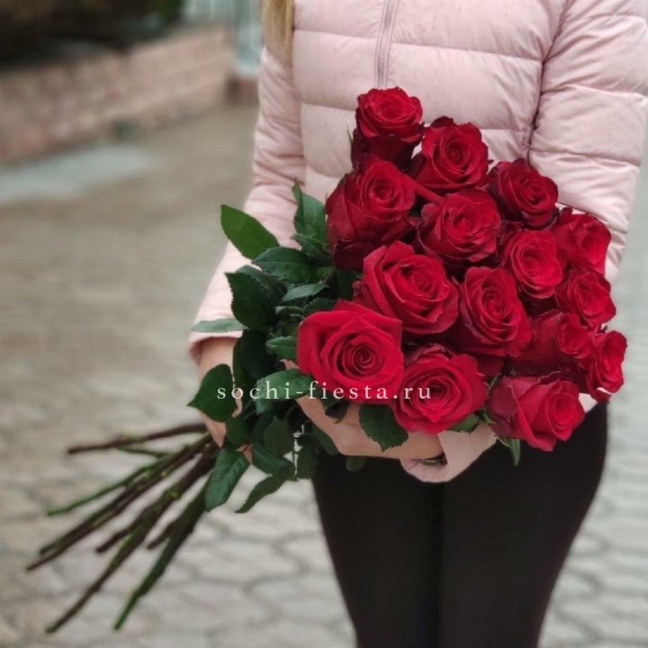 15 высоких красных роз в Твери