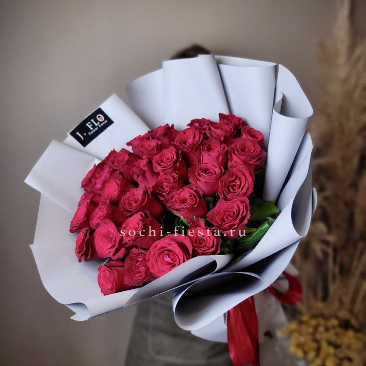 Красные розы 33 шт в Твери