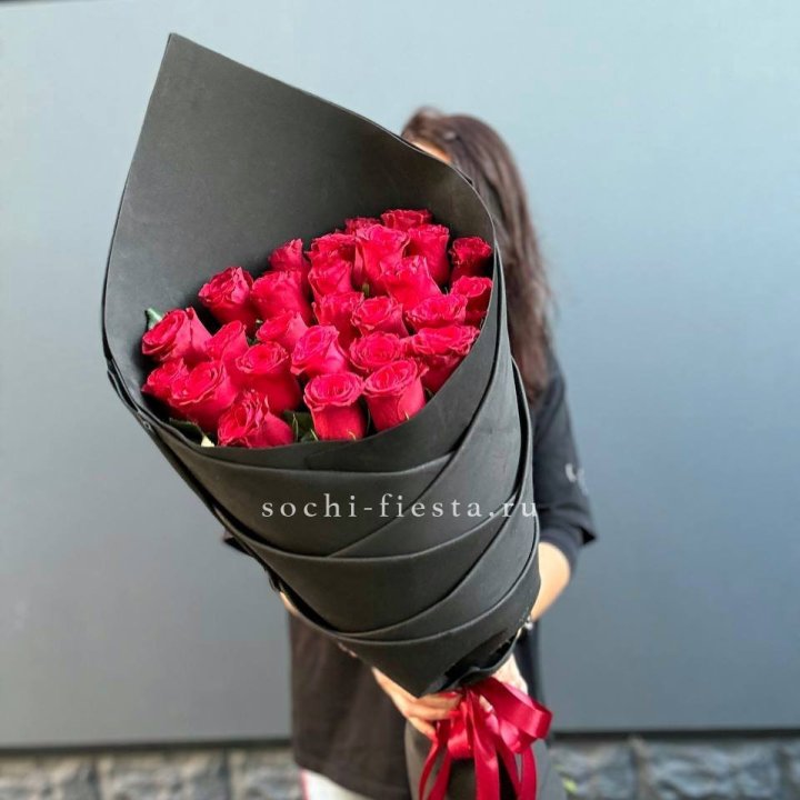 25 высоких красных роз в Твери