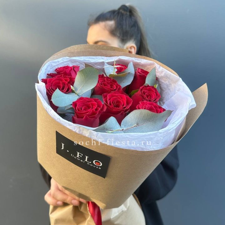 9 роз с эвкалиптом в Твери