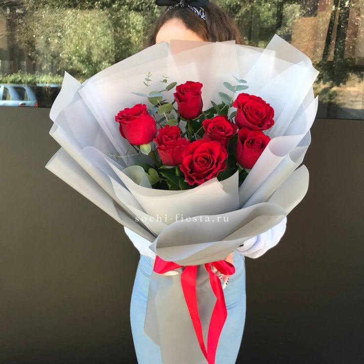 7 красных роз с эвкалиптом  в Твери