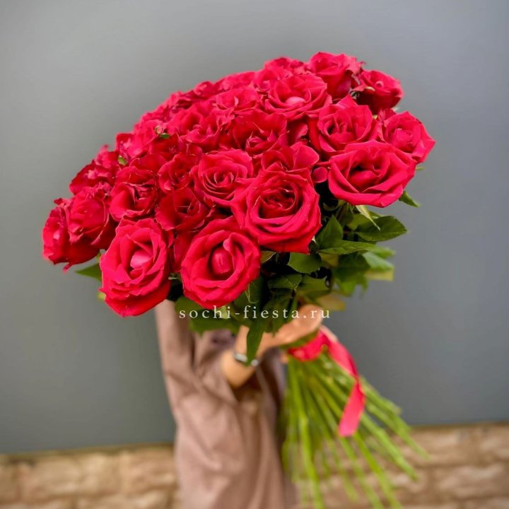 51 высокая красная роза в Твери