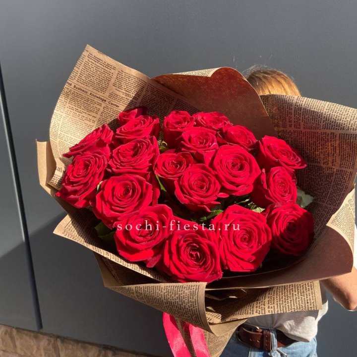 19 красных роз Леди Крафт в Твери