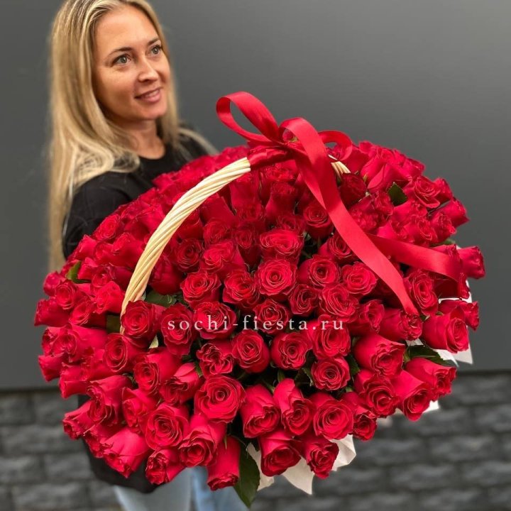 151 красная  роза в корзине в Твери