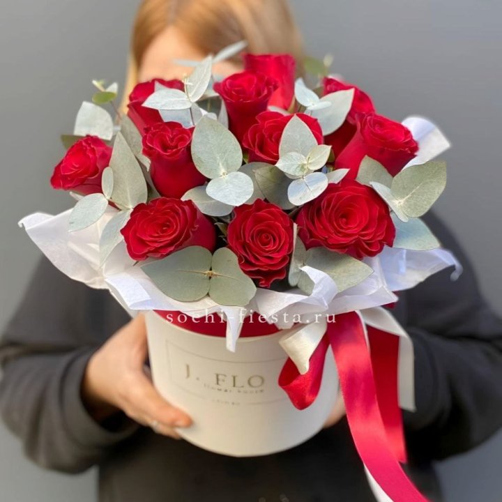 11 роз в шляпной коробке в Твери