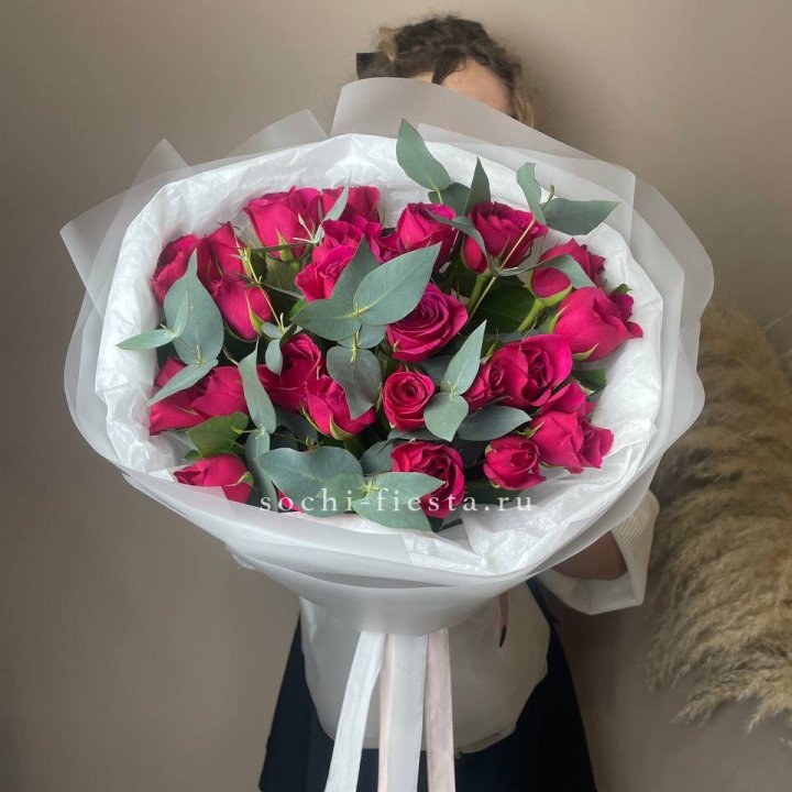 25 малиновых роз с эвкалиптом в Твери