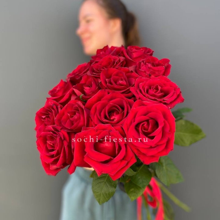15 красных роз под ленту в Твери