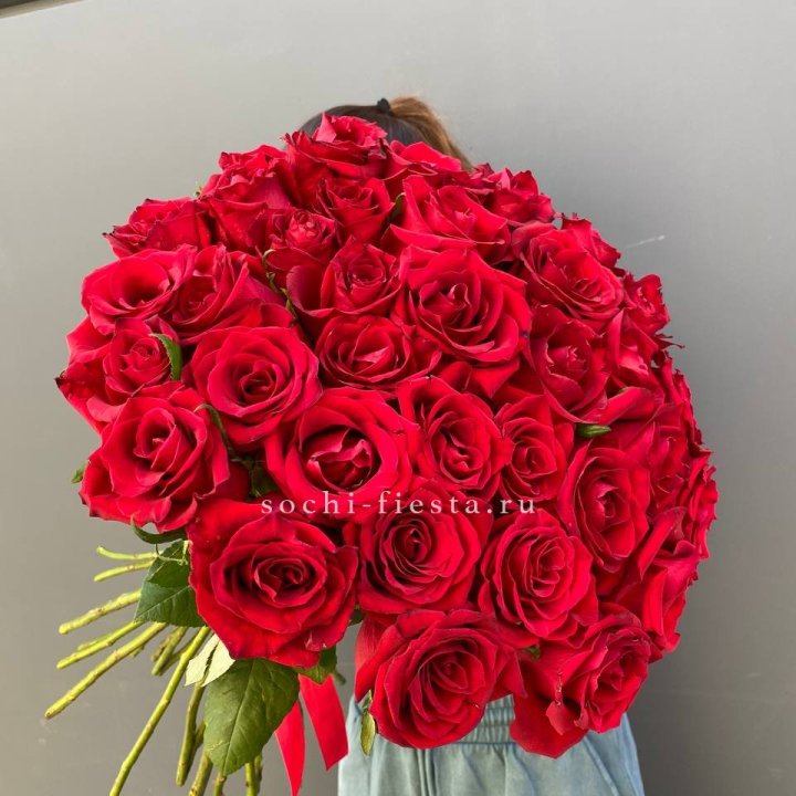 35 красных роз под ленту в Твери