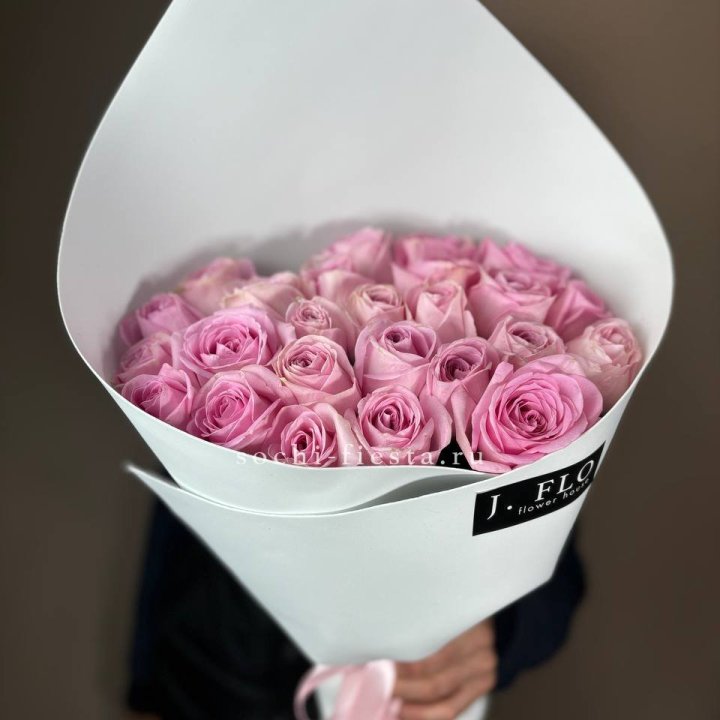 25 розовых роз в Твери