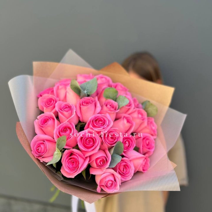 31 розовая роза с эвкалиптом в Твери