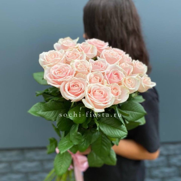 Высокие розовые розы в Твери