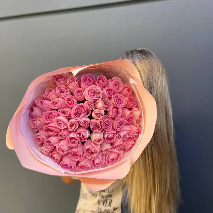 55 розовых роз в Твери