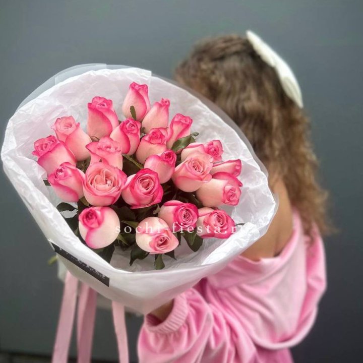 21 розовые розы Венди  в оформлении в Твери