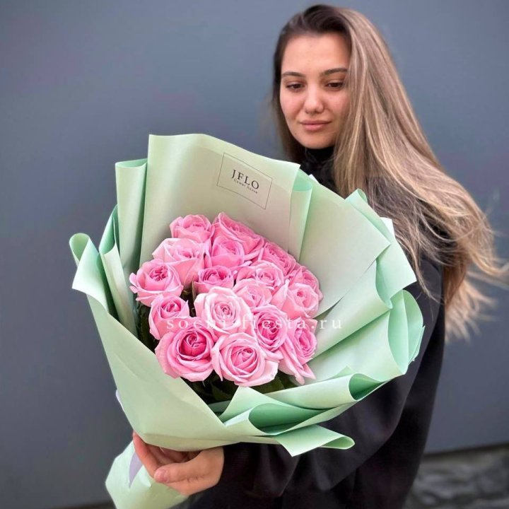 17 розовых роз в Твери