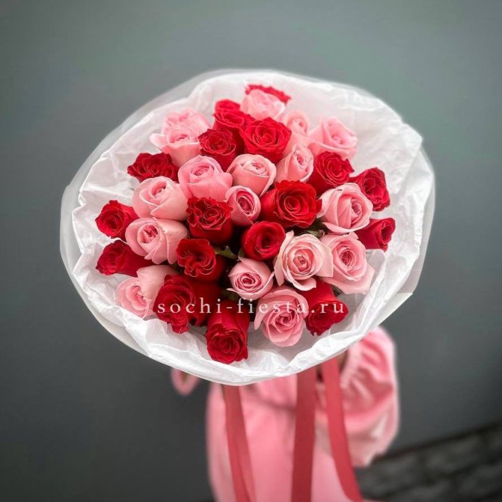 Букет красных и розовых 35 роз в Твери