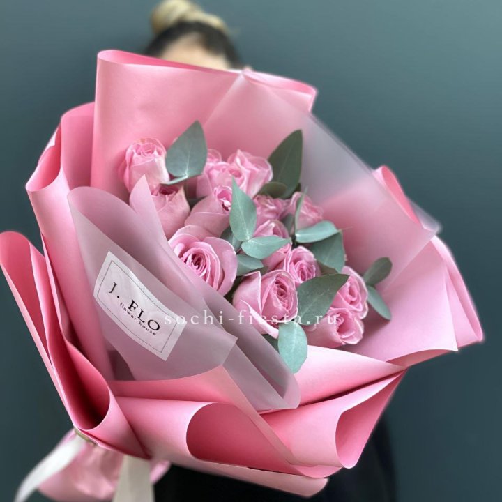 15 Розовых роз с эвкалиптом в Твери