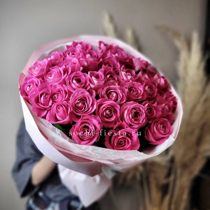35 розовых роз  в Твери