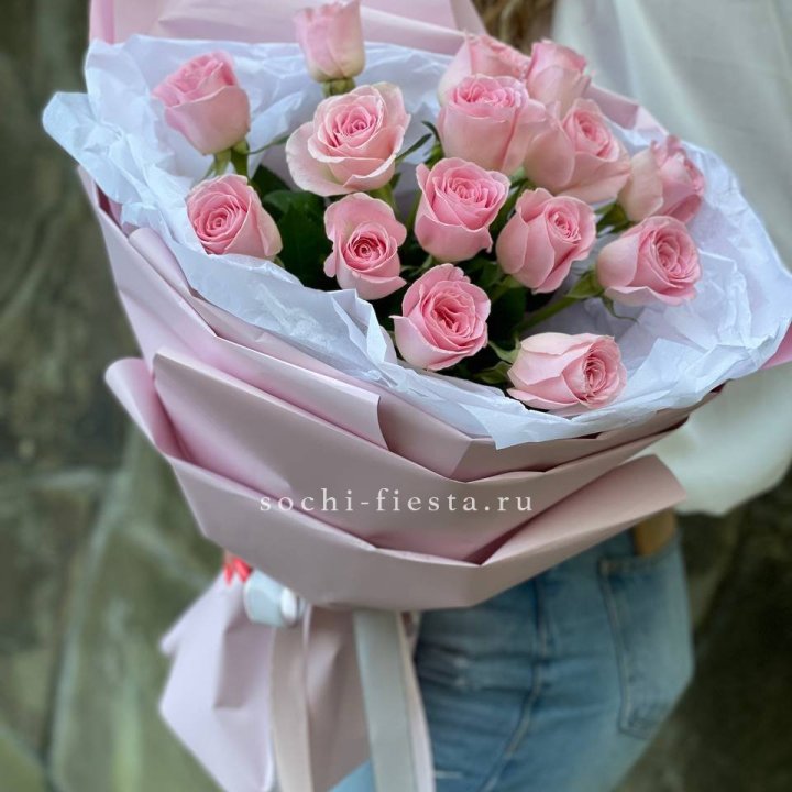 Розовые розы в авторском оформлении в Твери