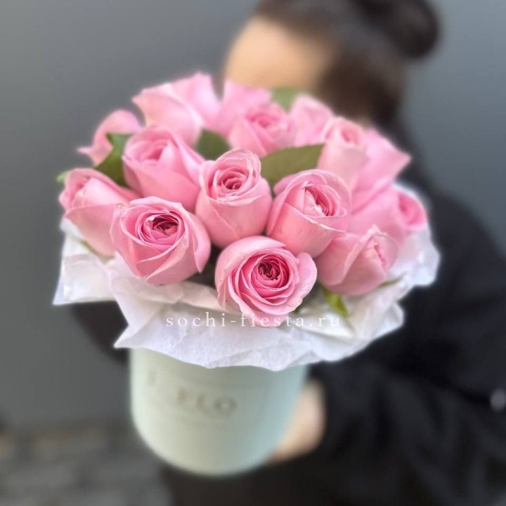 17 розовых роз в цилиндре в Твери