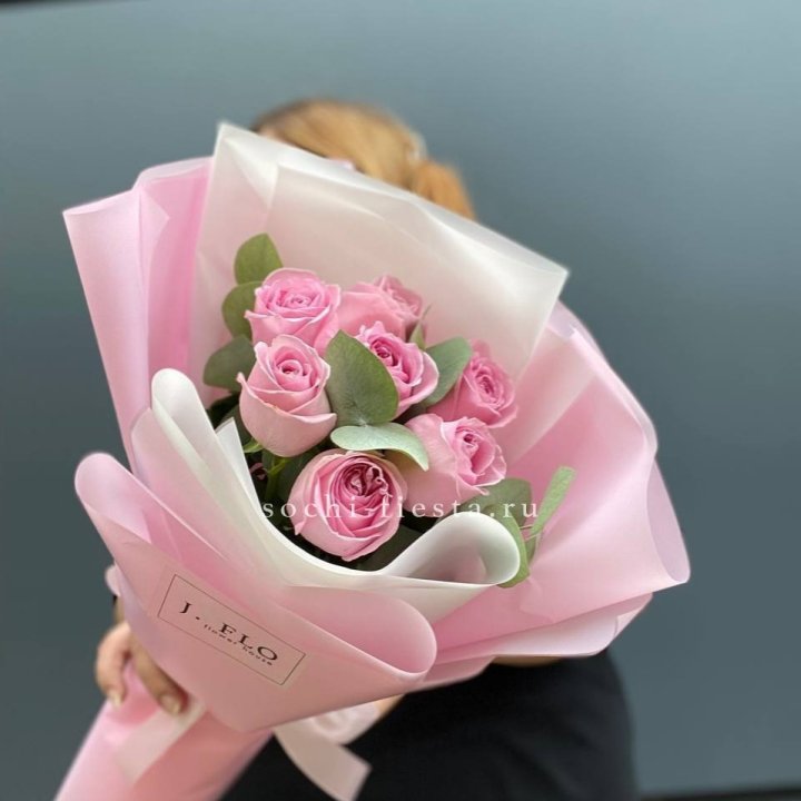 7 розовых роз с эвкалиптом в Твери
