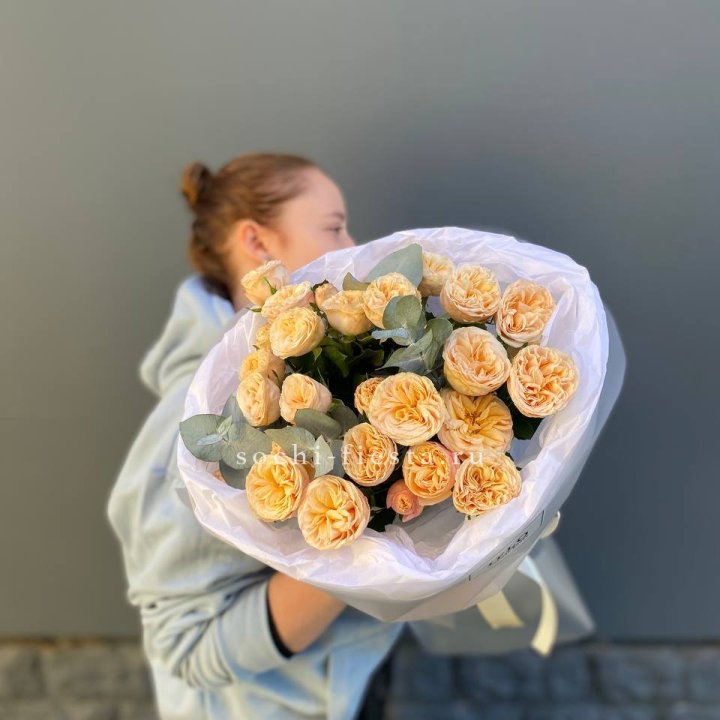 7 пионовидных роз в Твери