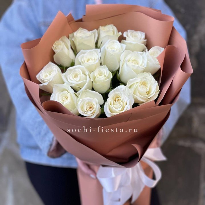 15 белых роз сиена в Твери