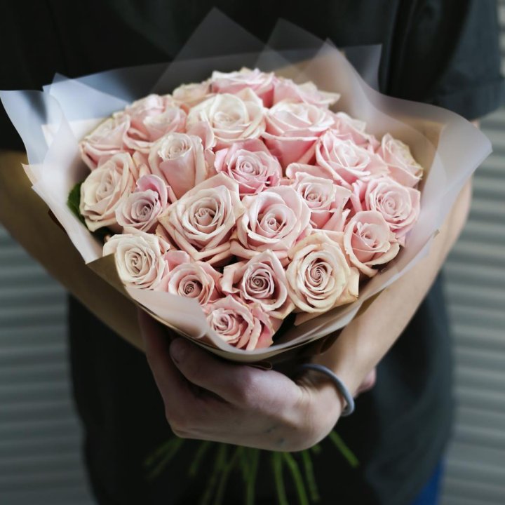 27 кремовых роз в Твери
