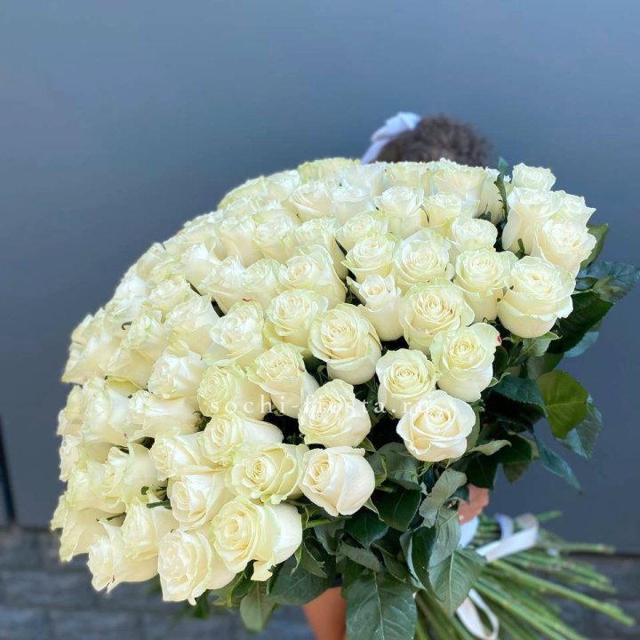 101 белая высокая роза в Твери