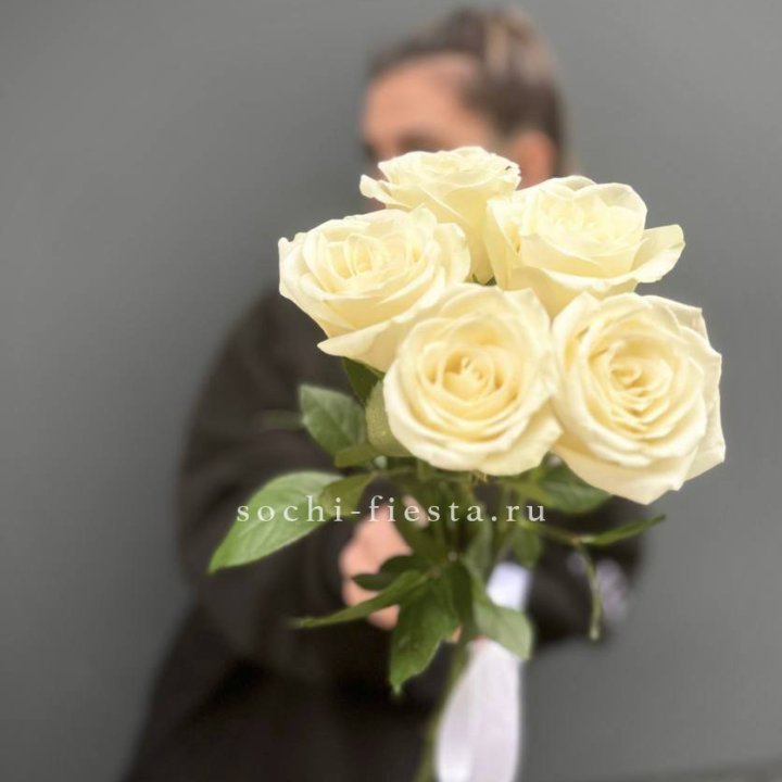 Букет 5 белых роз  в Твери
