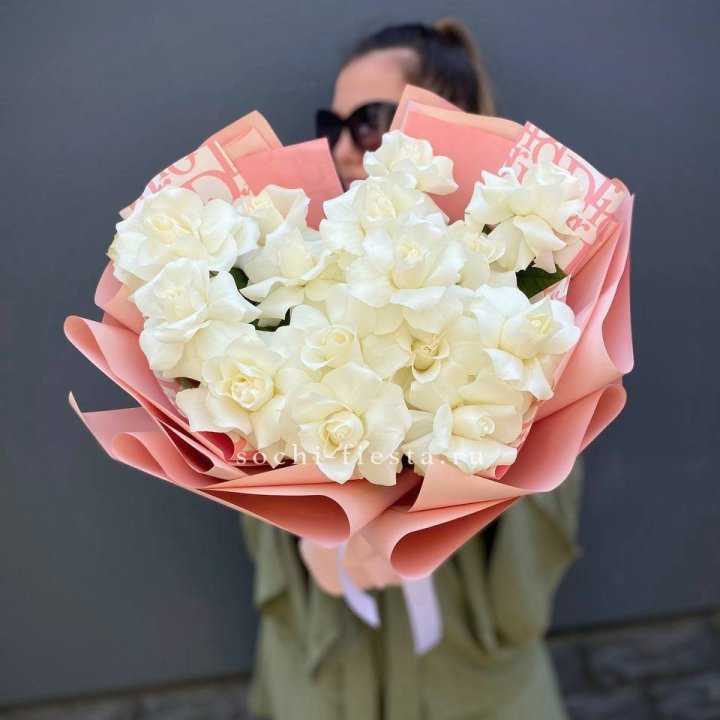 Белые розы "Аморе" в Твери