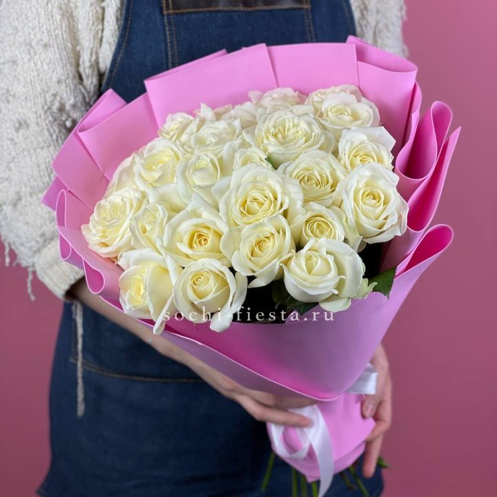 25 белых роз в Твери