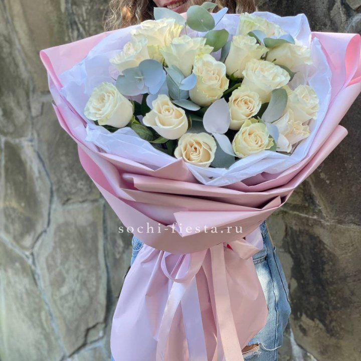 Белые розы в авторском оформлении в Твери